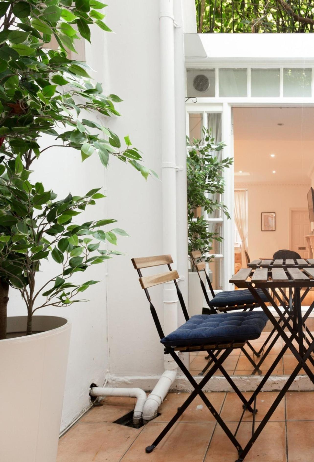 Spacious 1 Bed Sloane Square Apartment London